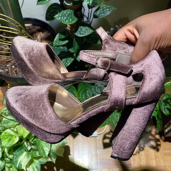 HOT TOMATO Thick Chunky Velvet Heels - Picture 3 of 3